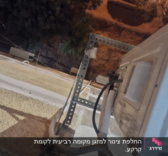 יחידת מזגן מותקנת על קיר חיצוני עם צינורות חיבור